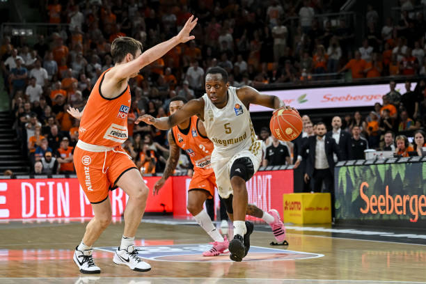 篮球场上的 篮球场上的